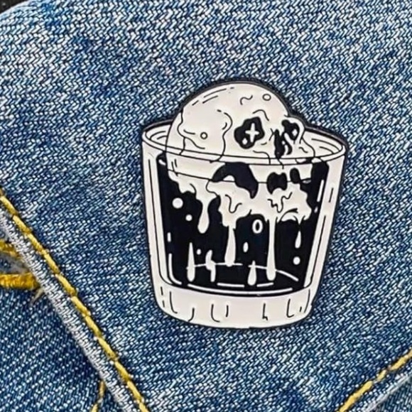 Skull on the Rocks Pin Cute Enamel Goth Skeleton Glass Design Black & White - Picture 2 of 2